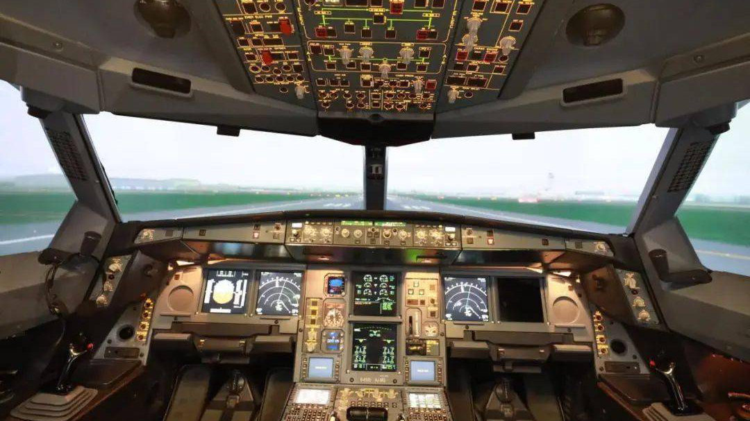 What are the benefits of using a full motion flight simulator